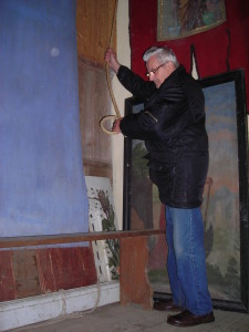 Zvoník Miloslav Houška rozeznívá panátný zvon v Častrově