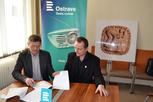 Josef Podstata a František Kowolowski_Podpis spolupráce ČRo Ostrava a FU OU_01