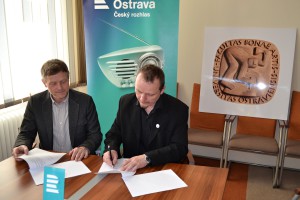 Josef Podstata a František Kowolowski_Podpis spolupráce ČRo Ostrava a FU OU_02